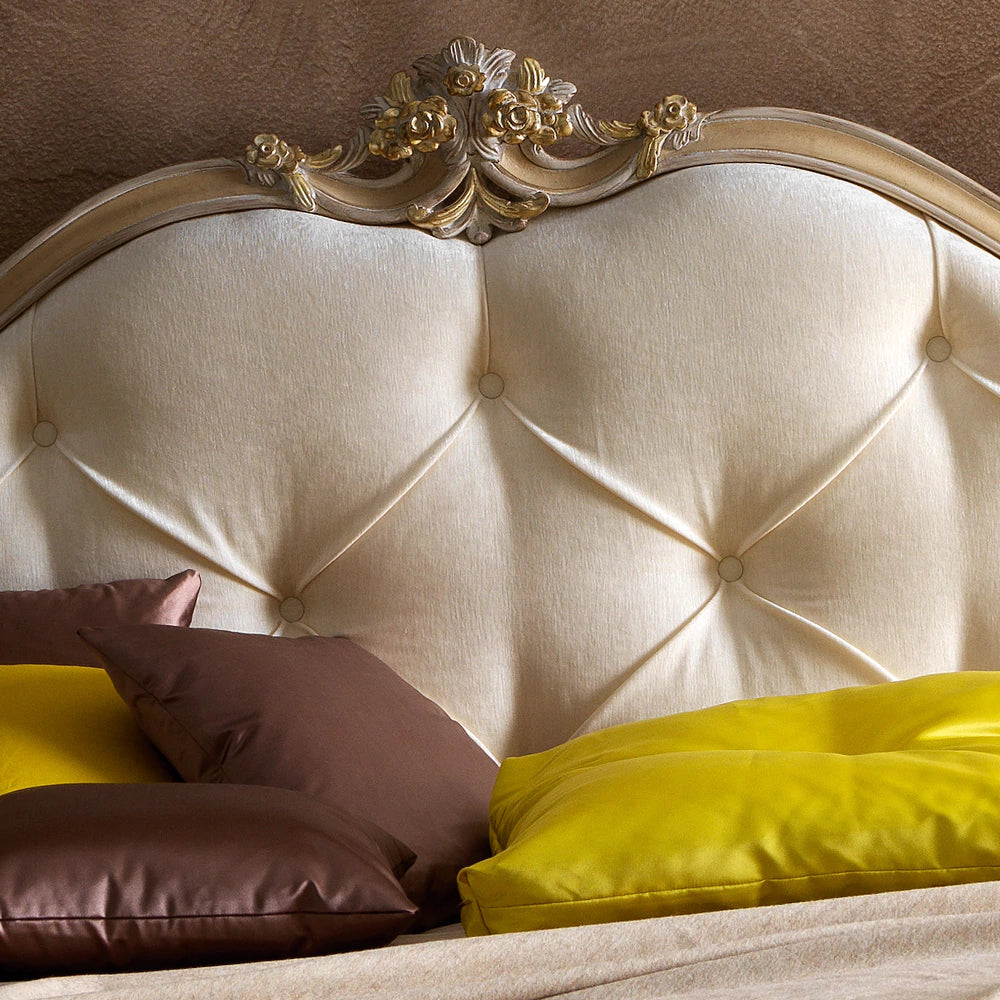 سرير مخملي بتصميم ايطالي