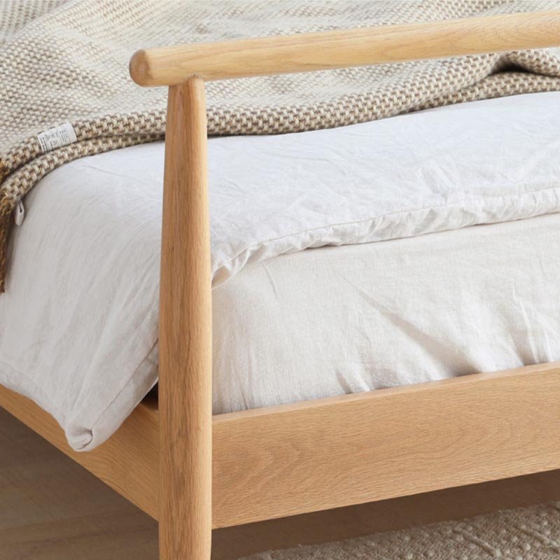 سرير خشب بتصميم مميز بمقاسات مختلفة